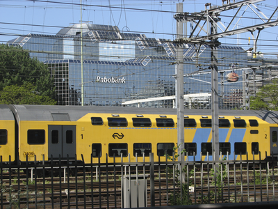 905326 Afbeelding van een dubbeldekkertrein van de NS, op het spoorwegemplacement ten zuiden van station Utrecht ...
